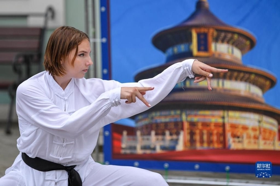  2022年7月14日，在俄罗斯莫斯科，武术爱好者在第二届莫斯科“孔子杯”中国体育与文化艺术项目大赛活动中表演武术。新华社发（亚历山大摄）