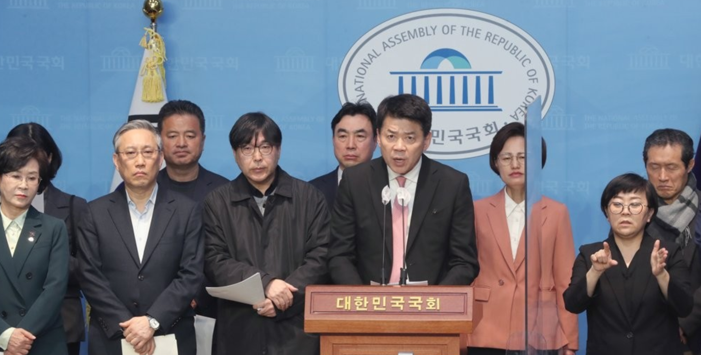 韩议员学者抗议“屈辱外交” 谴责韩美日新冷战图谋